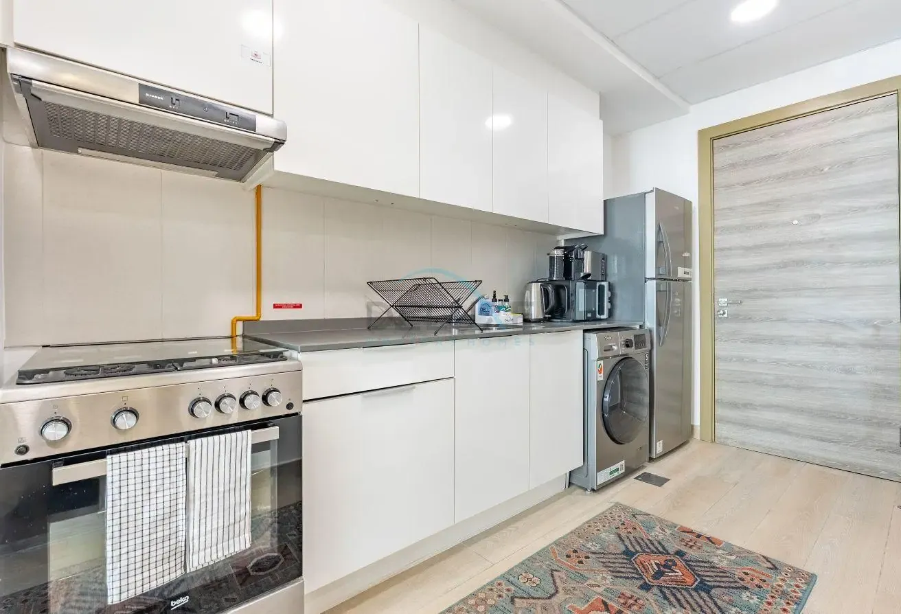 Sky-High Studio, Minutes Walk from Mall and Park