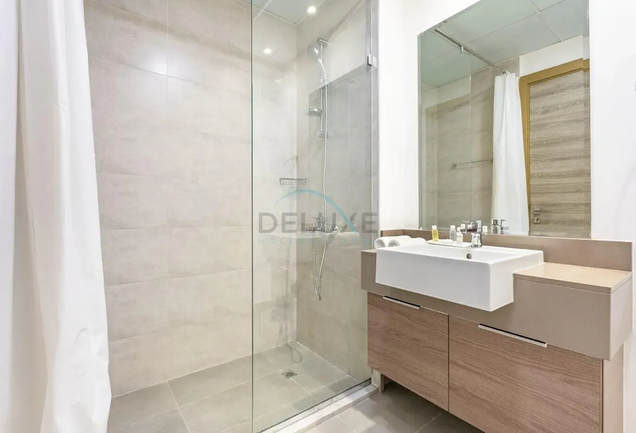 Sky-High Studio, Minutes Walk from Mall and Park