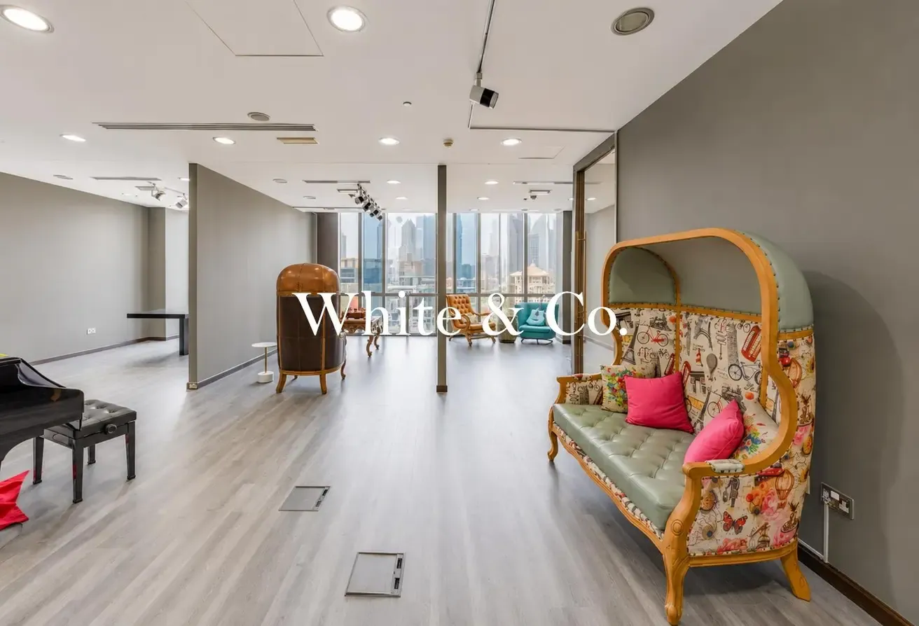 Vacant Office | Prime Location | 9 Parking