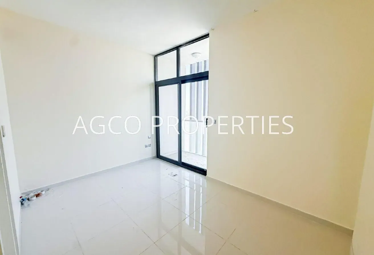 3BR+Maid | Single Row | Corner | Closed Kitchen