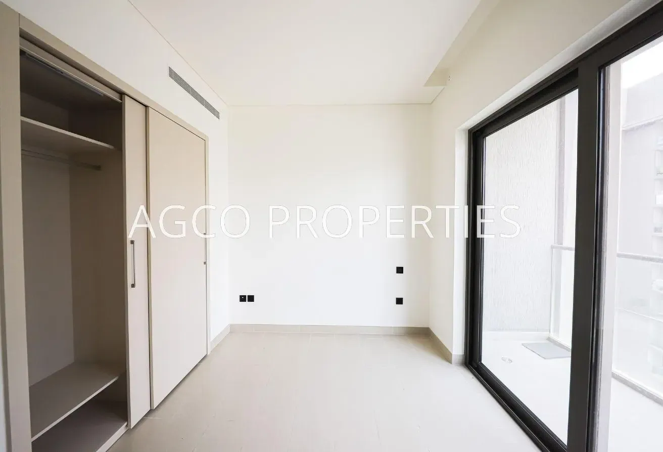 Vacant | Hartland View | Mid Floor