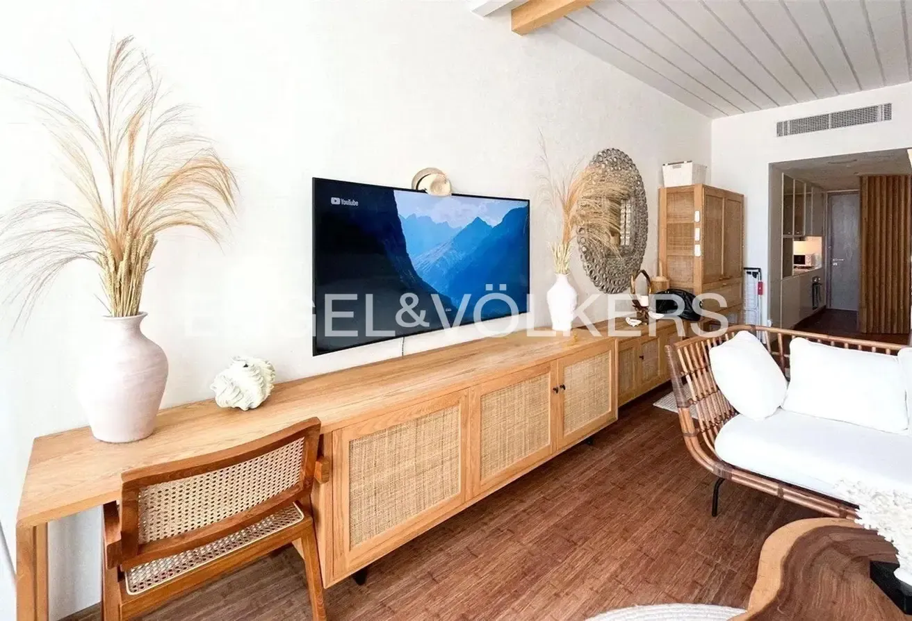 FULLY UPGRADED | VACANT  | FURNISHED