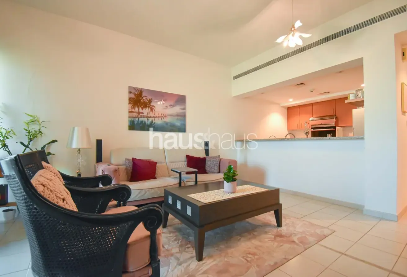 Vacant on Transfer | Top Floor | Upgraded Bathroom