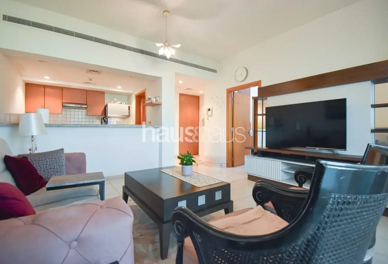 Vacant on Transfer | Top Floor | Upgraded Bathroom