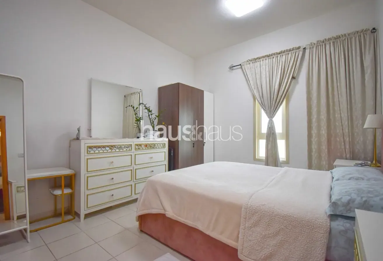 Vacant on Transfer | Top Floor | Upgraded Bathroom