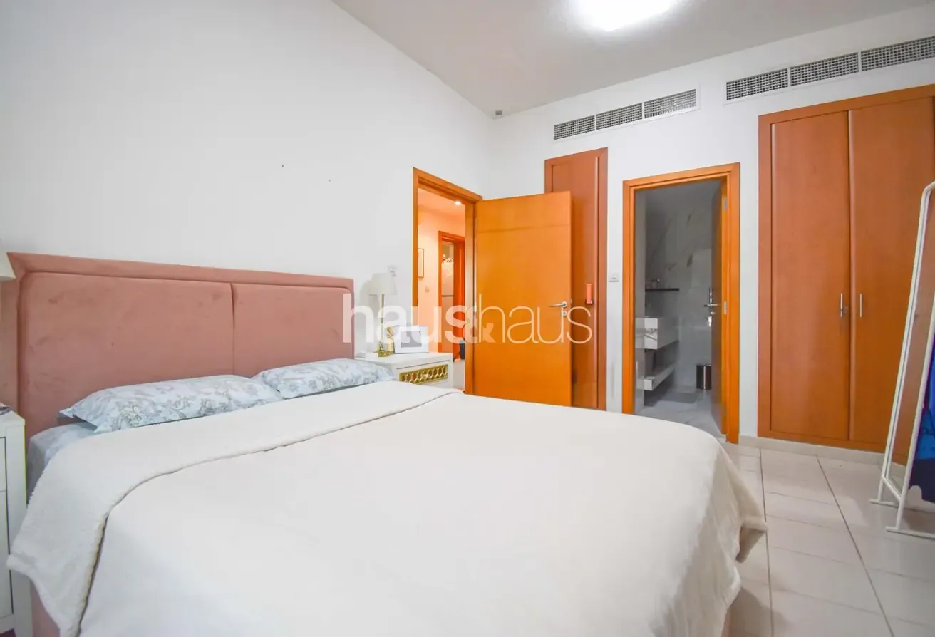 Vacant on Transfer | Top Floor | Upgraded Bathroom