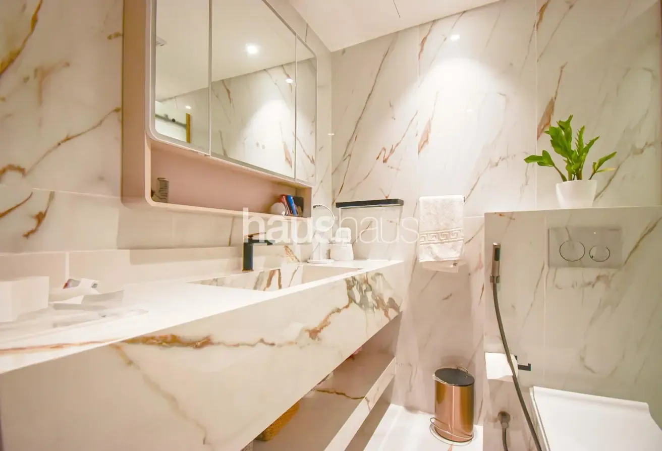 Vacant on Transfer | Top Floor | Upgraded Bathroom