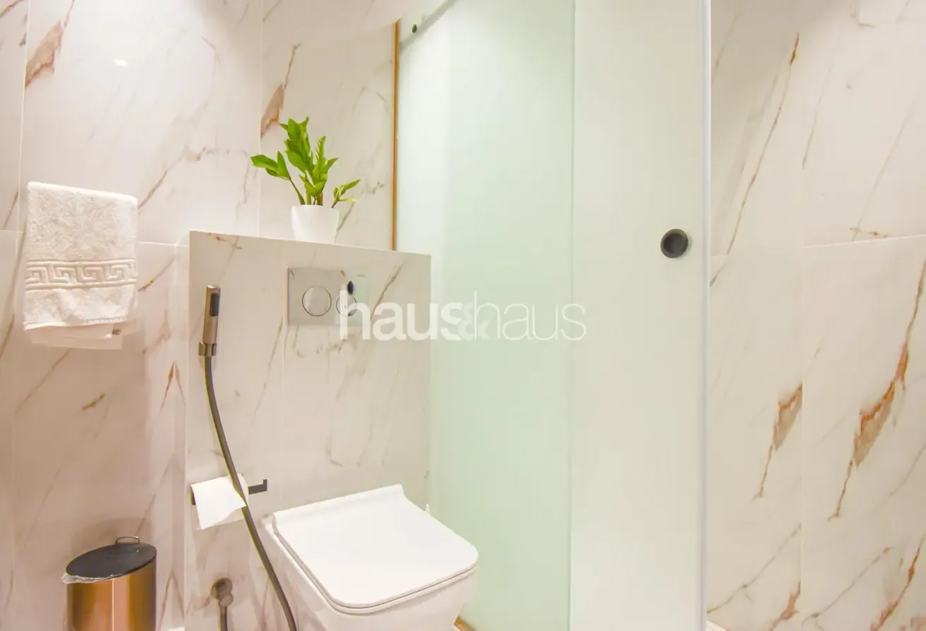 Vacant on Transfer | Top Floor | Upgraded Bathroom
