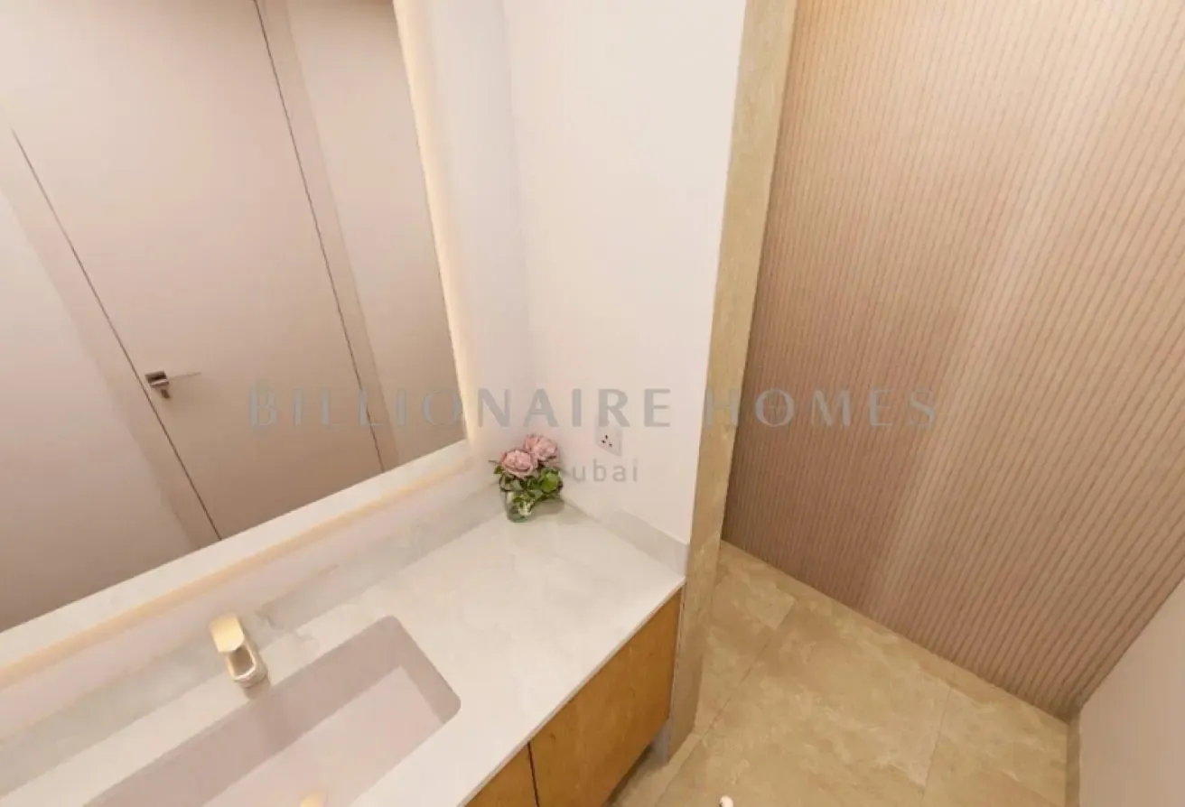 Corner | Huge Built-up and Plot | Bargain Price