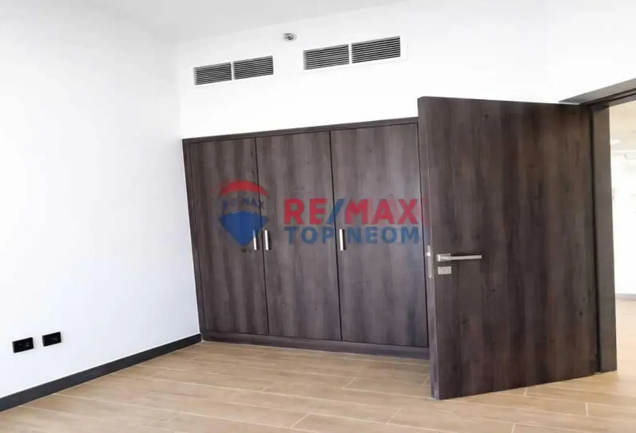 VACANT - HIGH FLOOR - PRIME LOCATION
