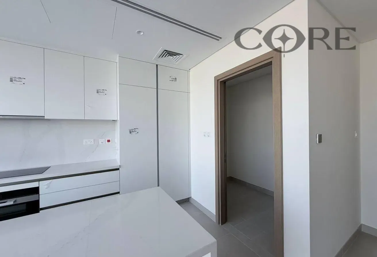 BIGGER LAYOUT | VACANT | MID FLOOR