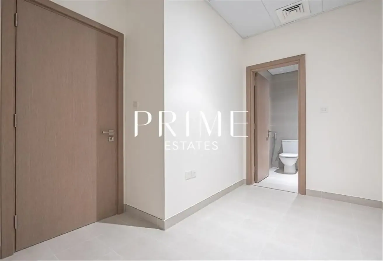 Luxury One 3BR | Lagoon View Apartment Vacant Now!