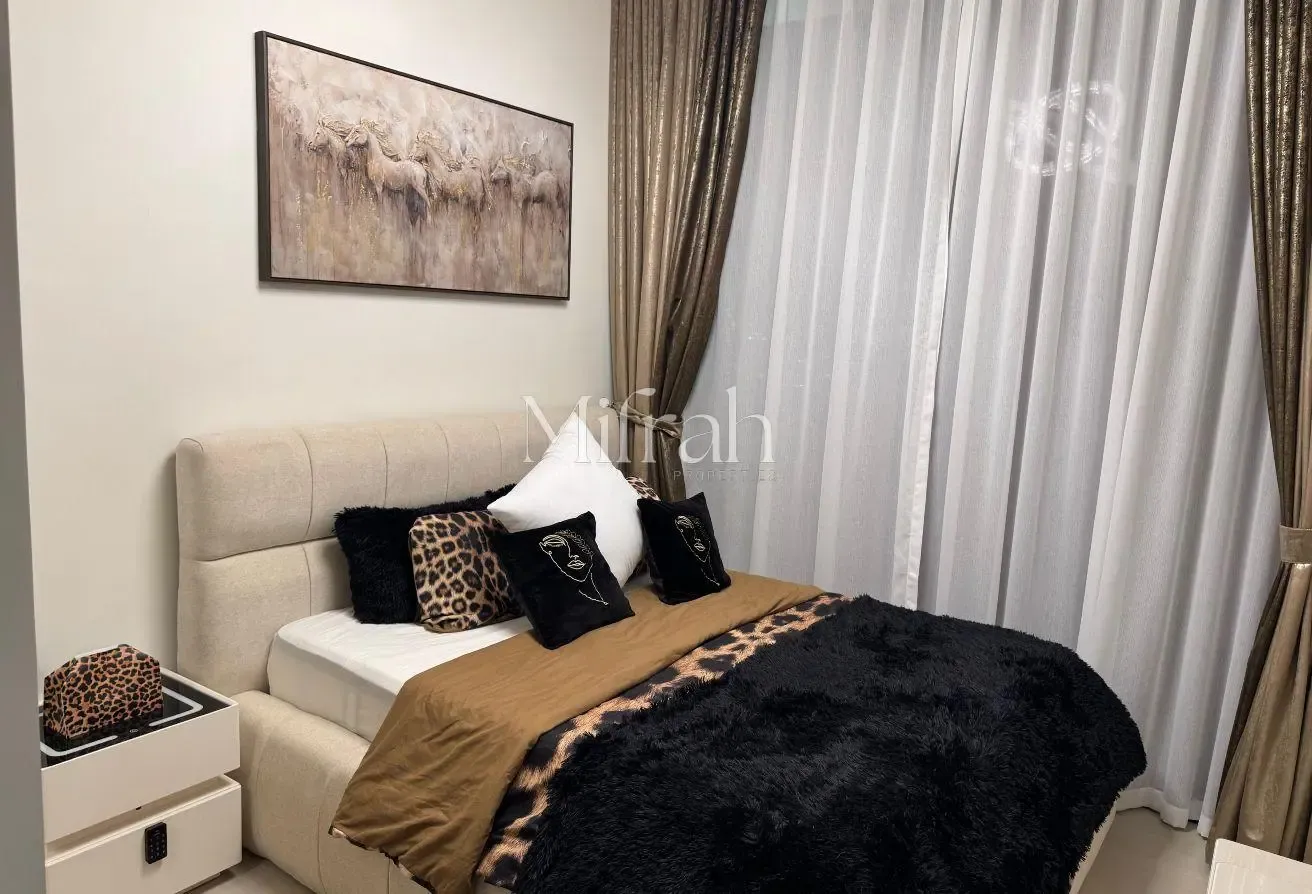 Fully Furnished 1BR | Flexible Cheques