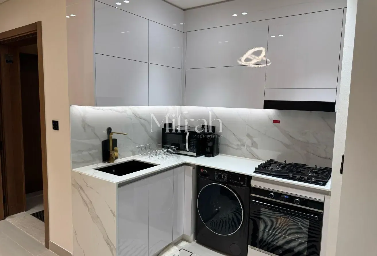 Fully Furnished 1BR | Flexible Cheques