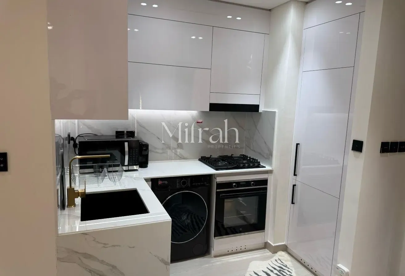Fully Furnished 1BR | Flexible Cheques
