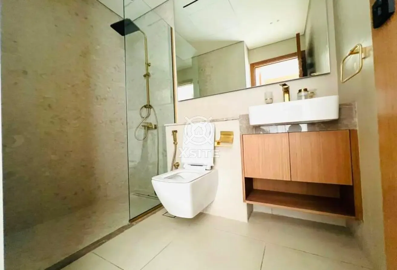 Spacious 1 BR | Fitted Kitchen|Prime Location