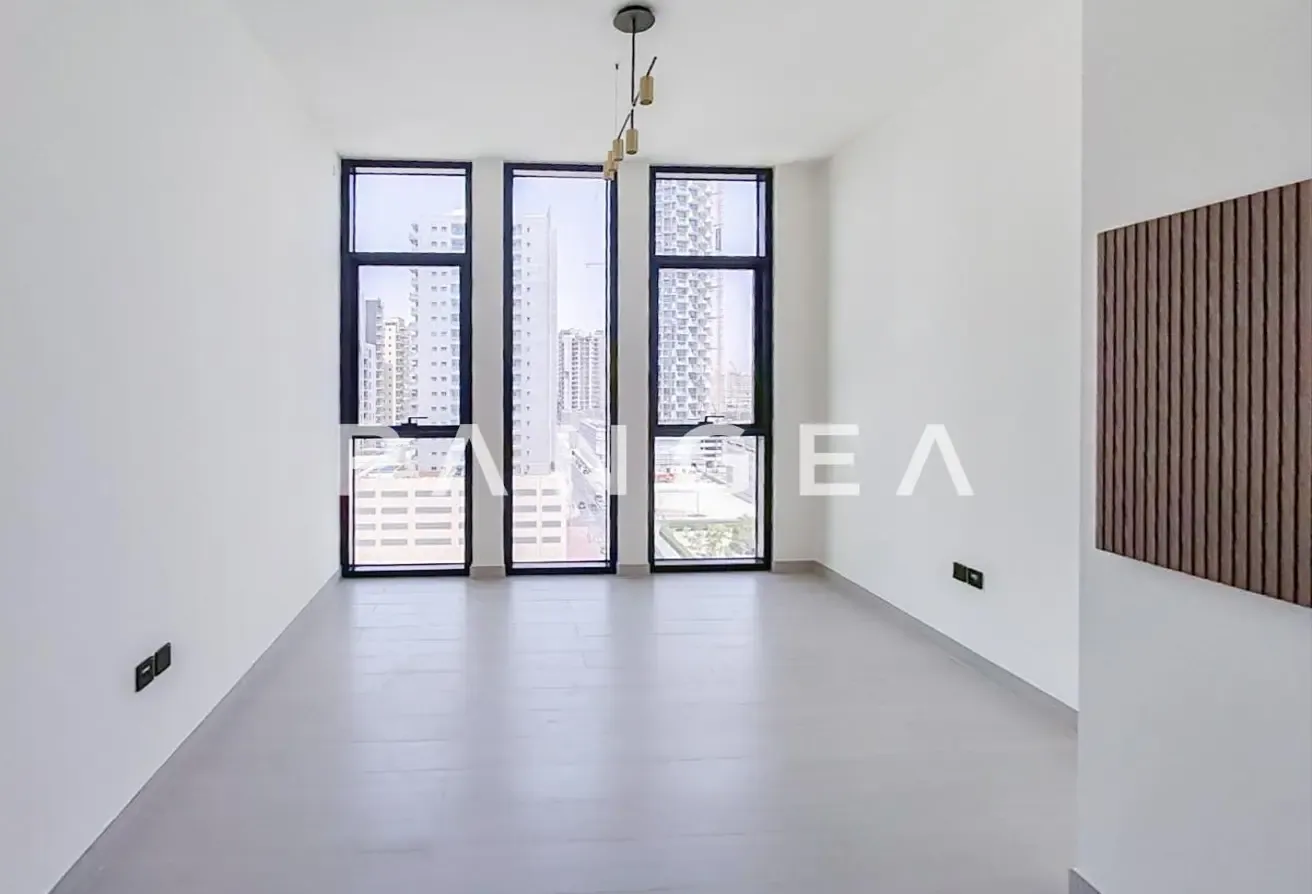 High Floor | Community View | Flexible Cheques