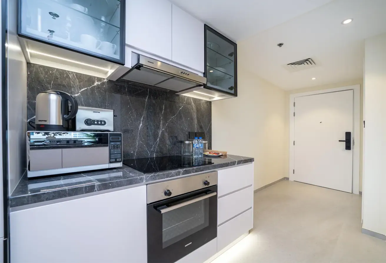 1BR  UPGRADED MARINA |HIGH FLR|AVAILABLE NOW