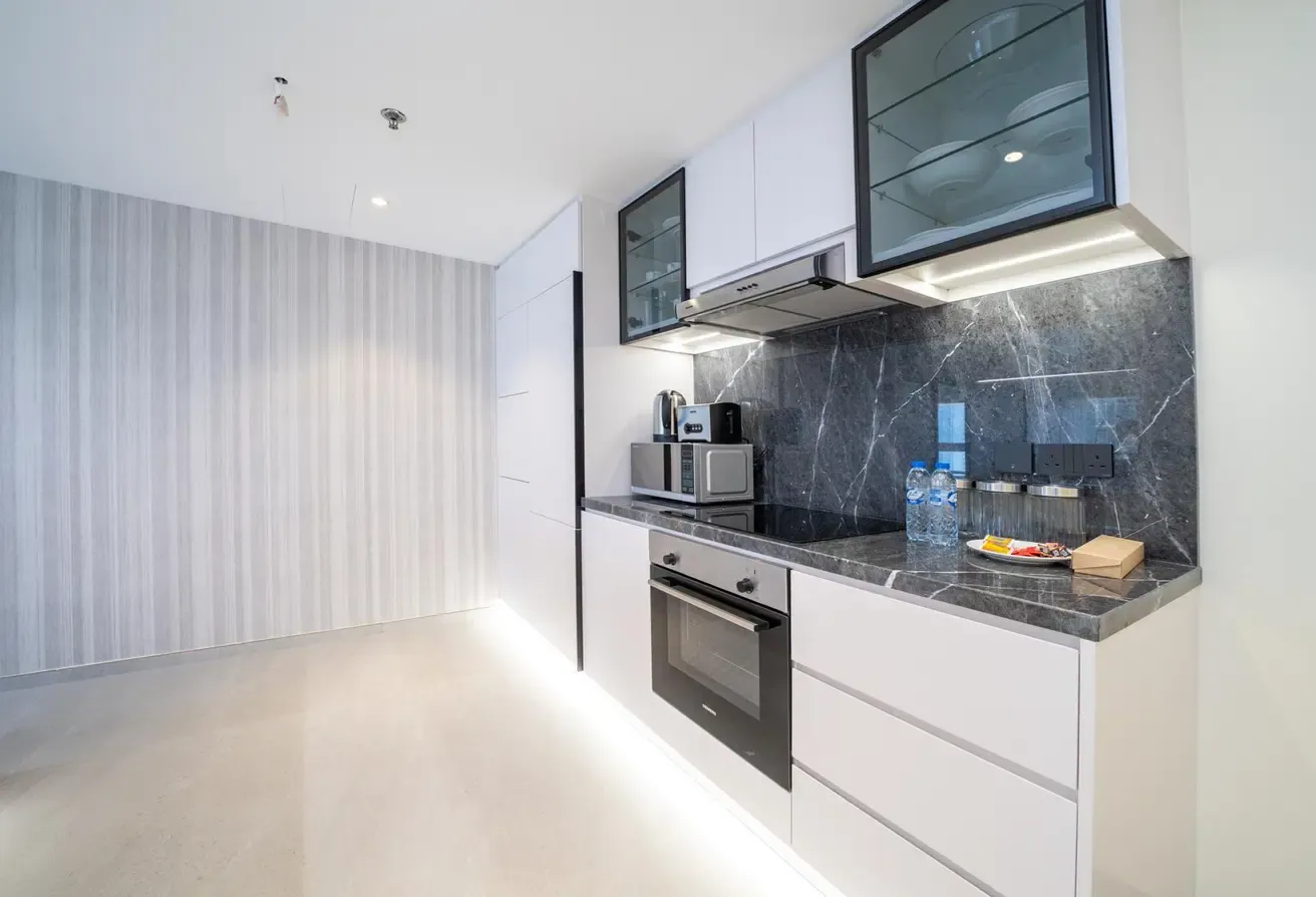 1BR  UPGRADED MARINA |HIGH FLR|AVAILABLE NOW