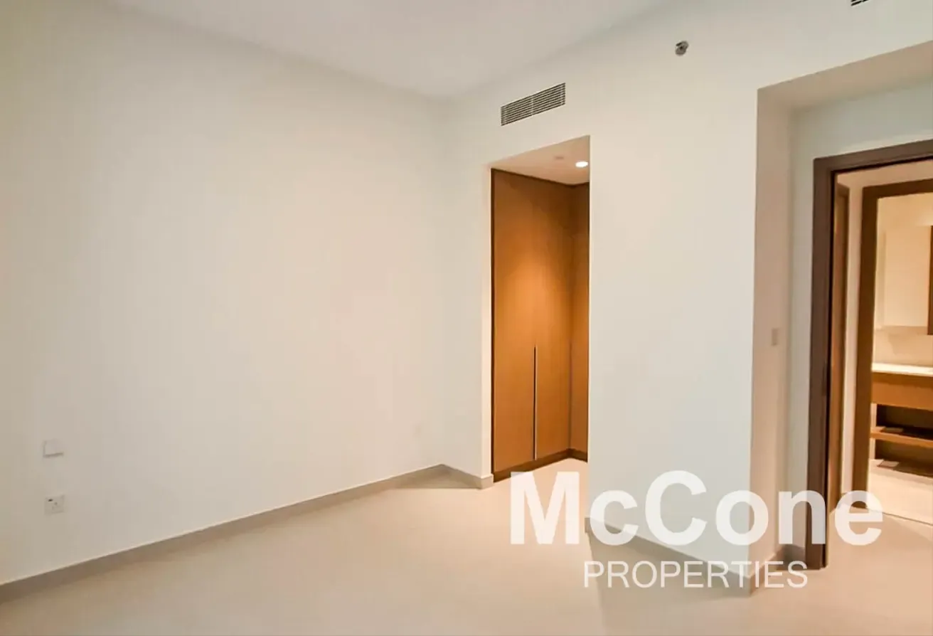Corner | Quiet Area | Direct Access to Creek Beach