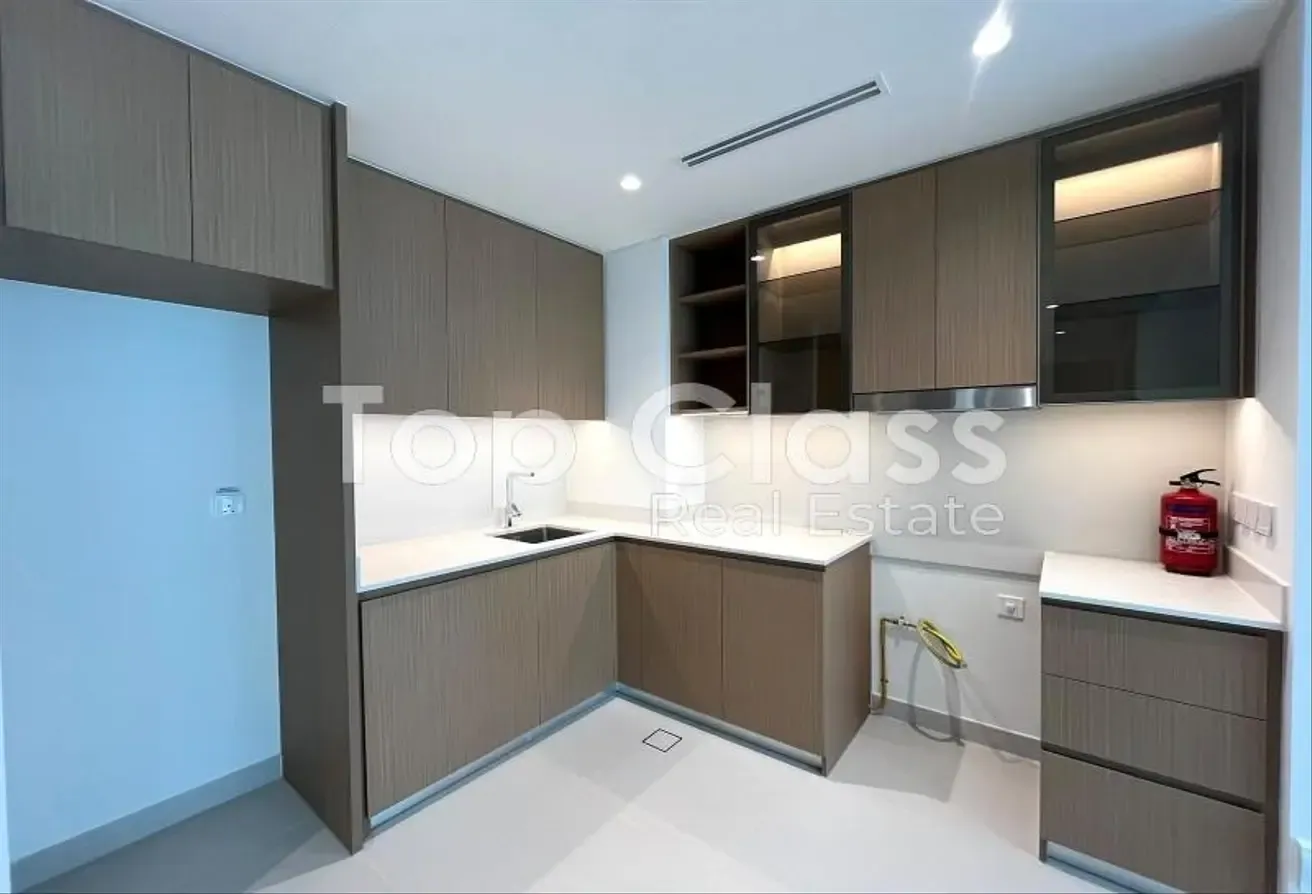 Modern 1BR | Vacant | Pool & Beach Access