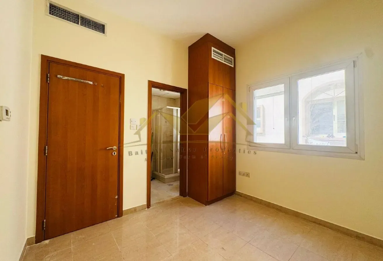 1 BHK Apartment in Bur Dubai with parking