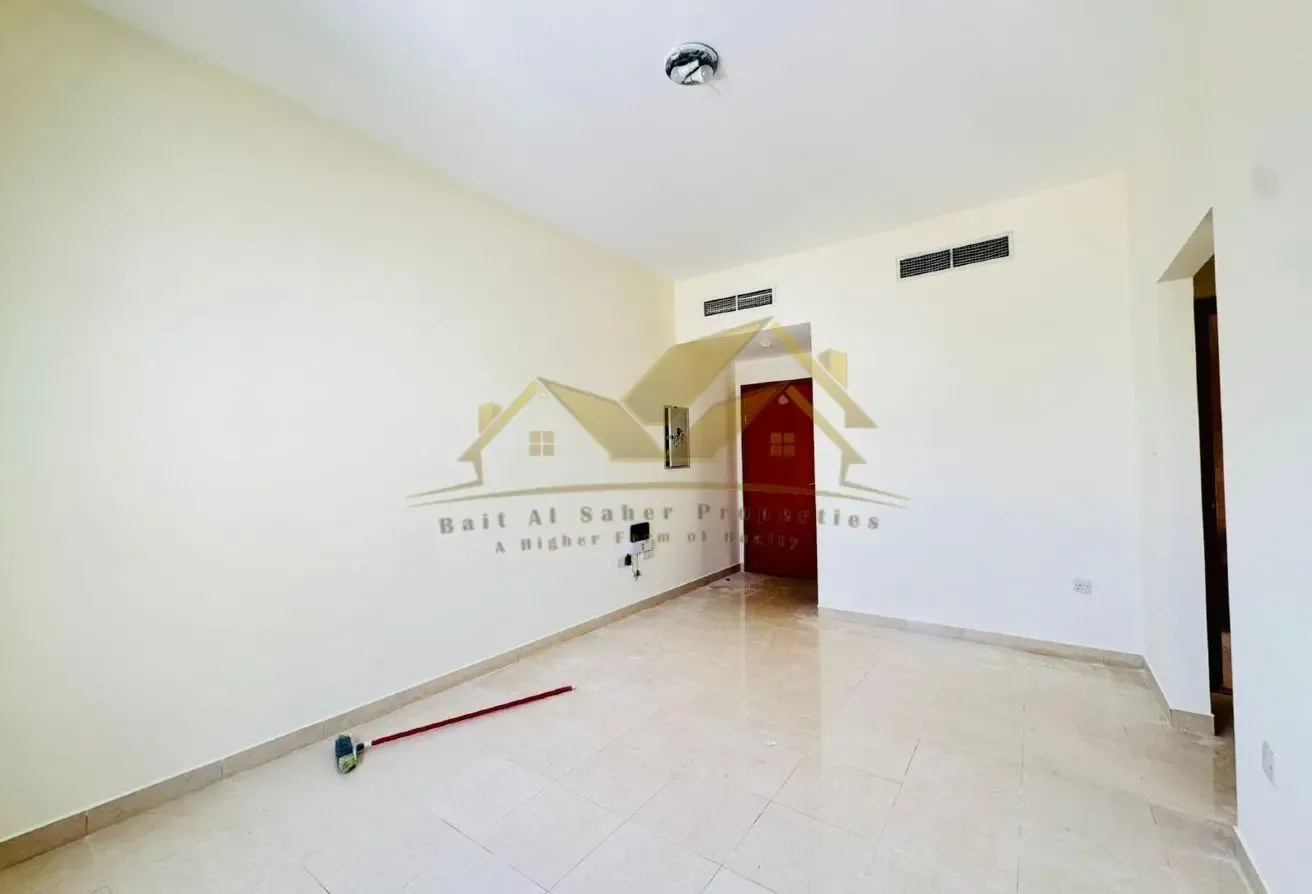 1 BHK Apartment in Bur Dubai with parking