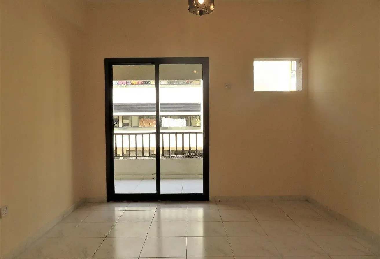 HUGE 1 BHK OPP KHOORY HOTEL APARTMENT BURDUBAI
