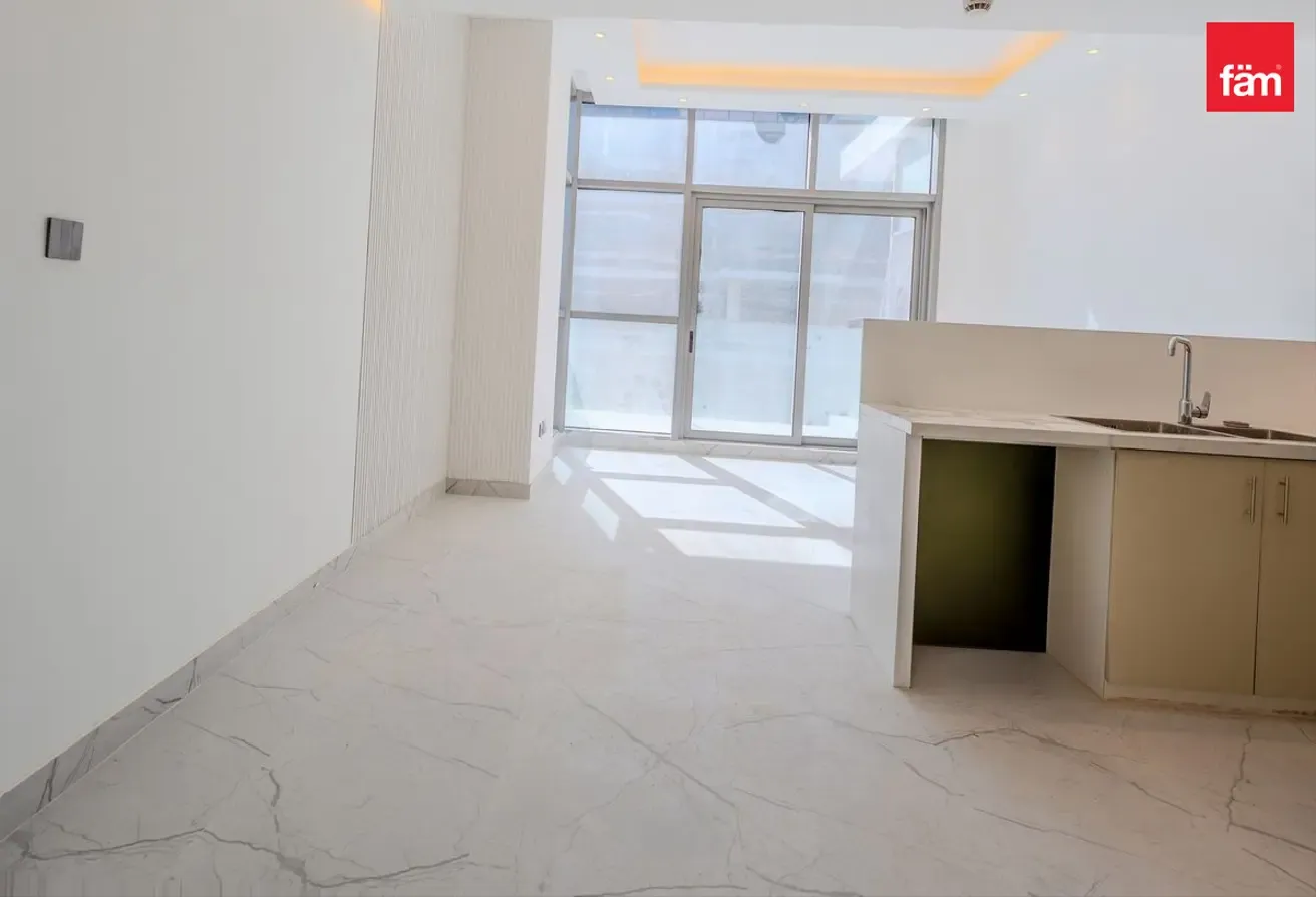 Pool Golf View | Spacious | Modern Bright Layout