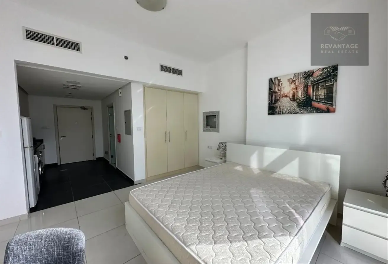 Vacant Studio with Parking | Hot Deal
