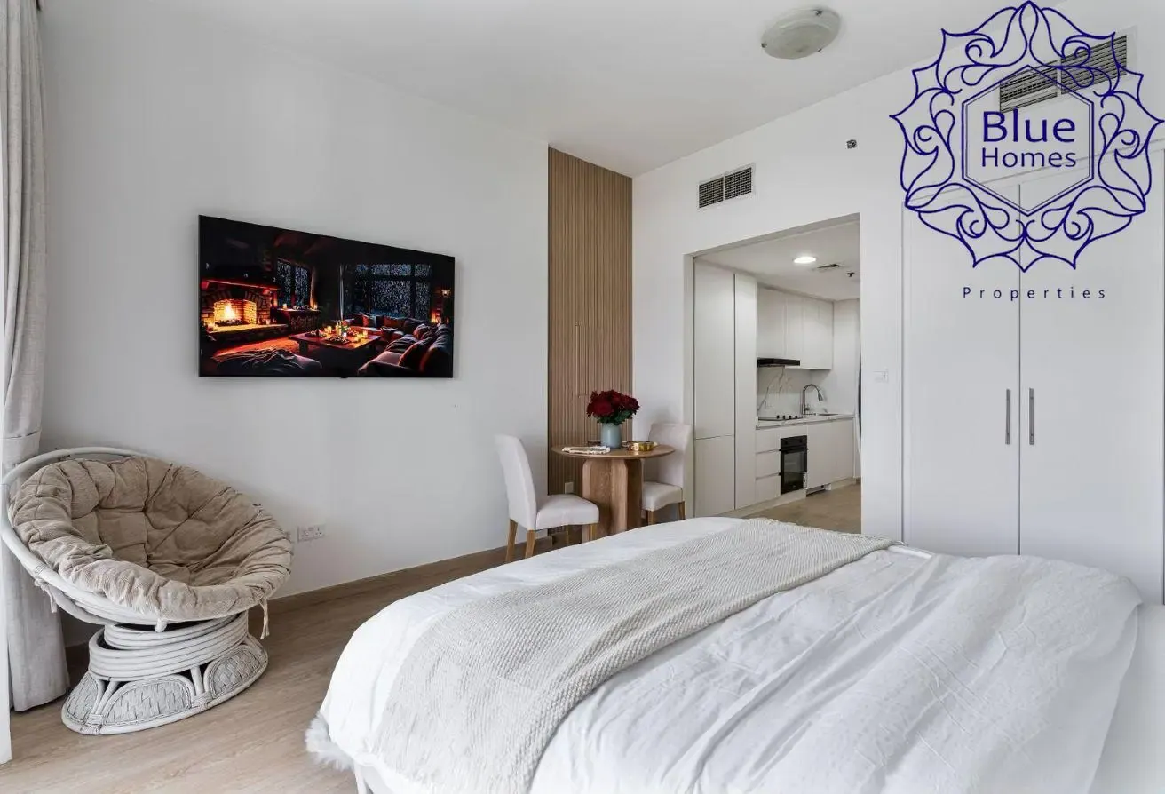 Fully Furnished and Upgraded Studio|Ready to move