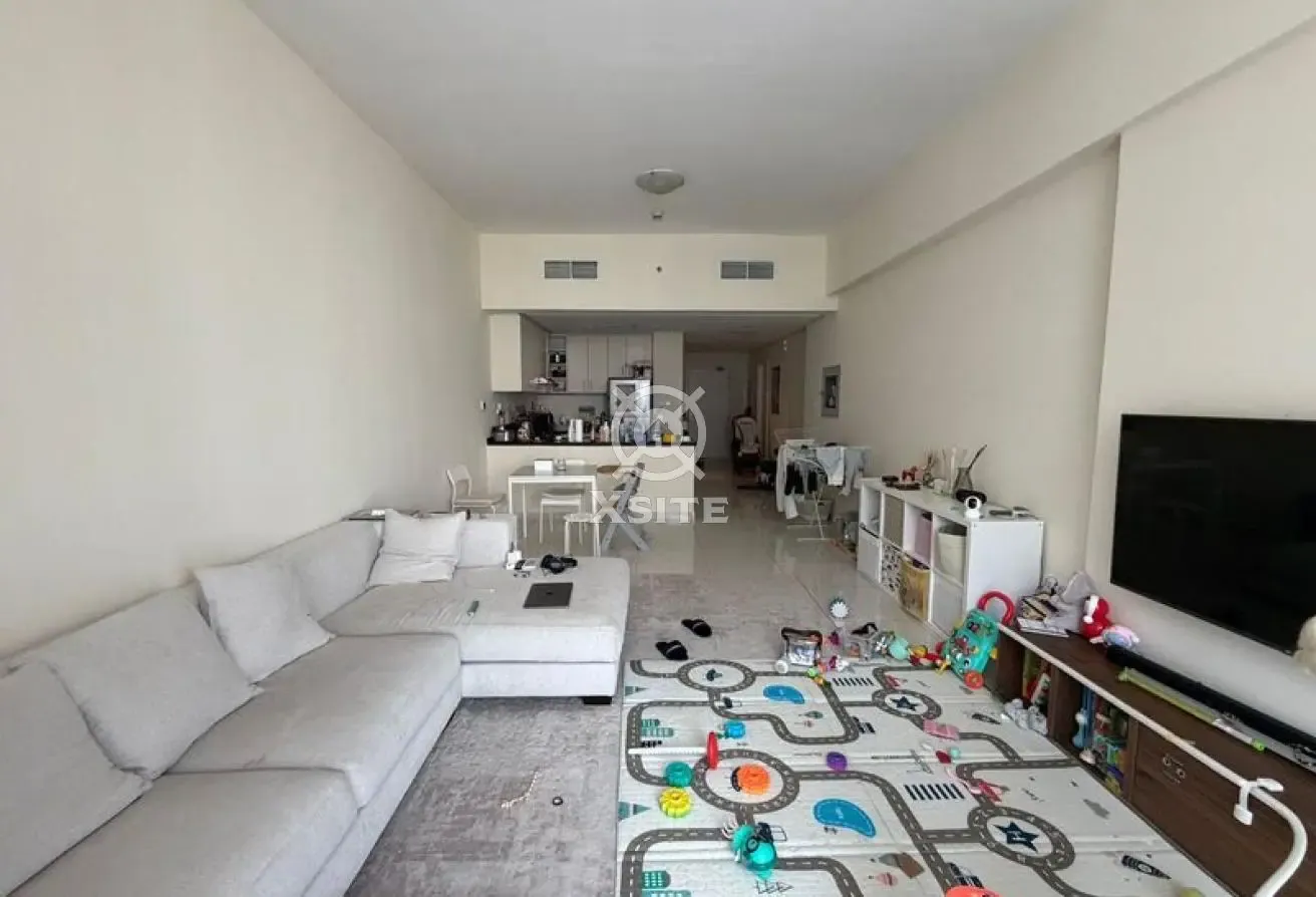 Elegant Living |Unfurnished |Fitted Kitchen