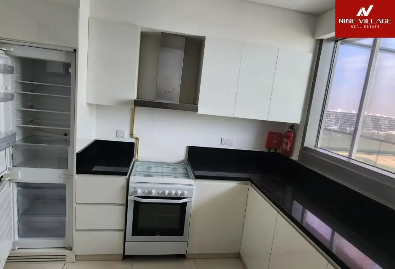 Huge 2BR Apartment - Golf Course View - Maids Room