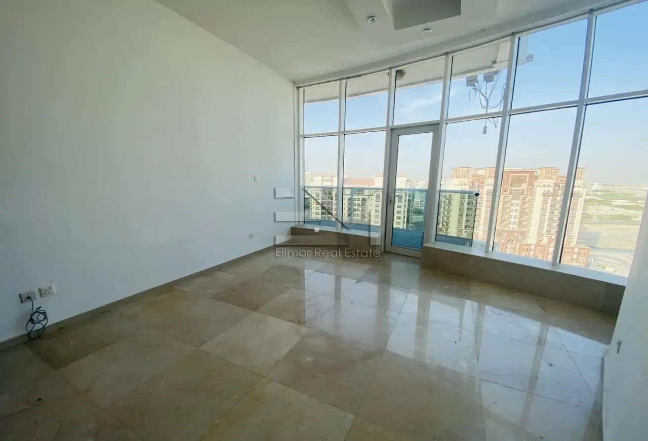 High Floor Unit | Equipped with Kitchen Appliances