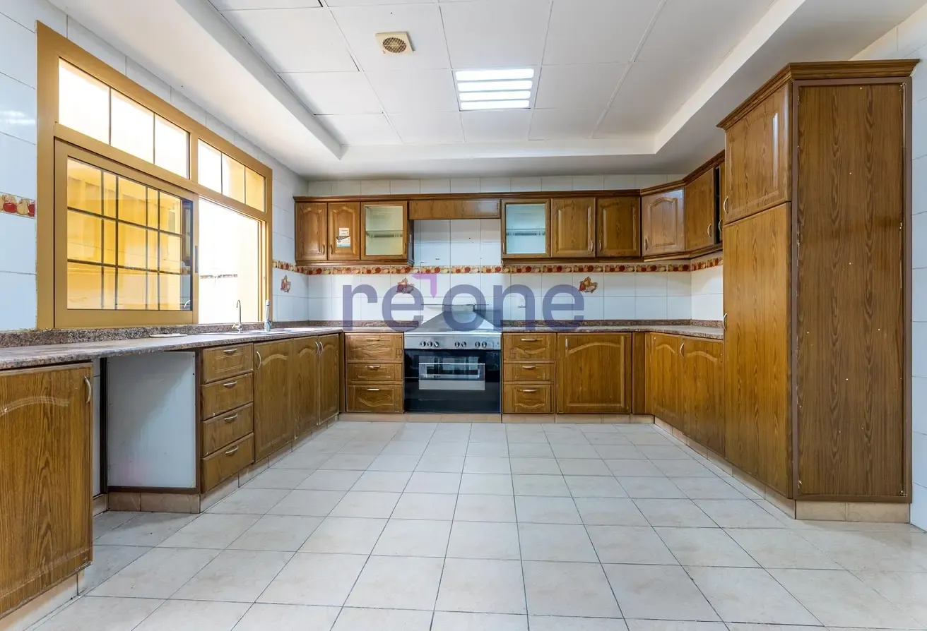 5BR Townhouse | Jumeirah 1 | Close to the Beach