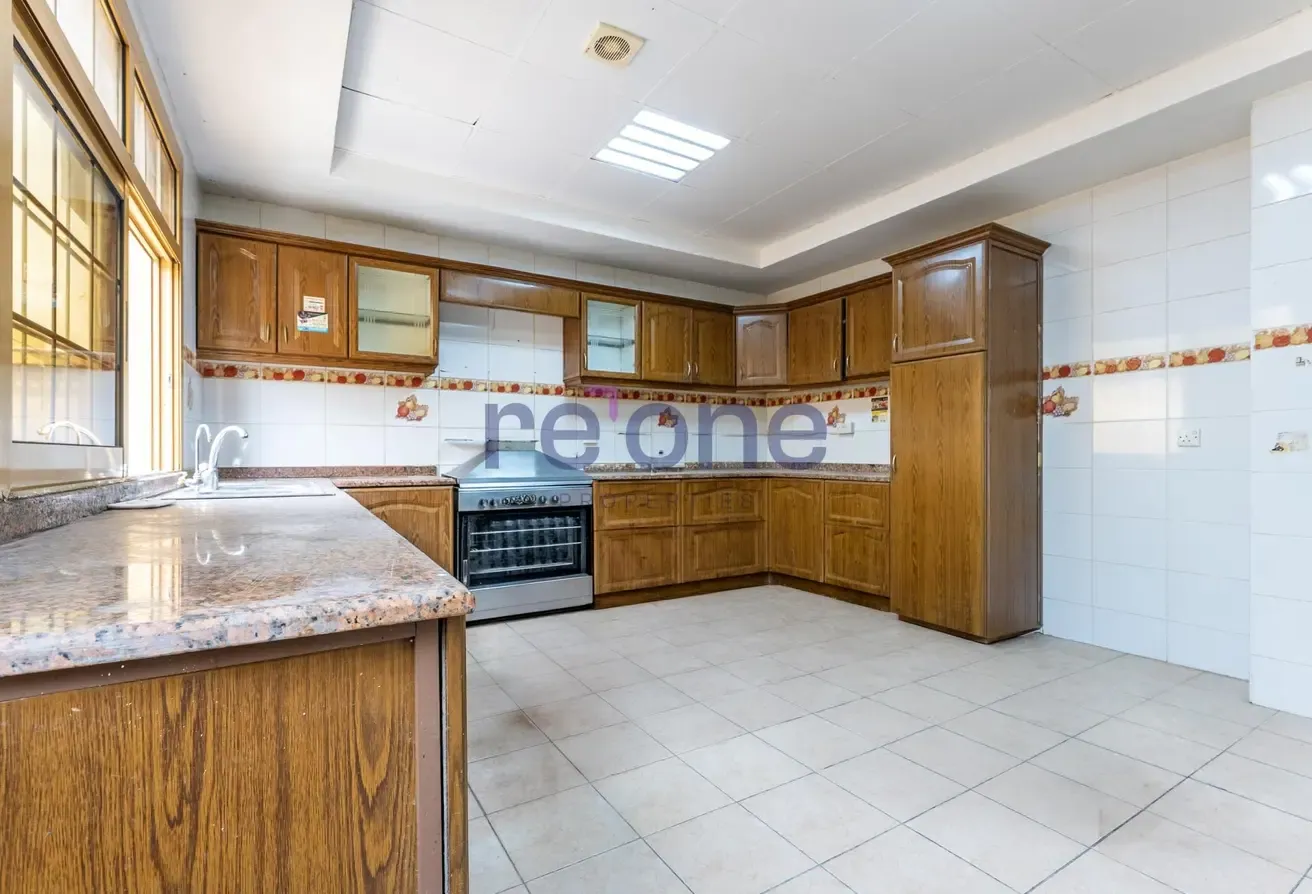 5BR Townhouse | Jumeirah 1 | Close to the Beach