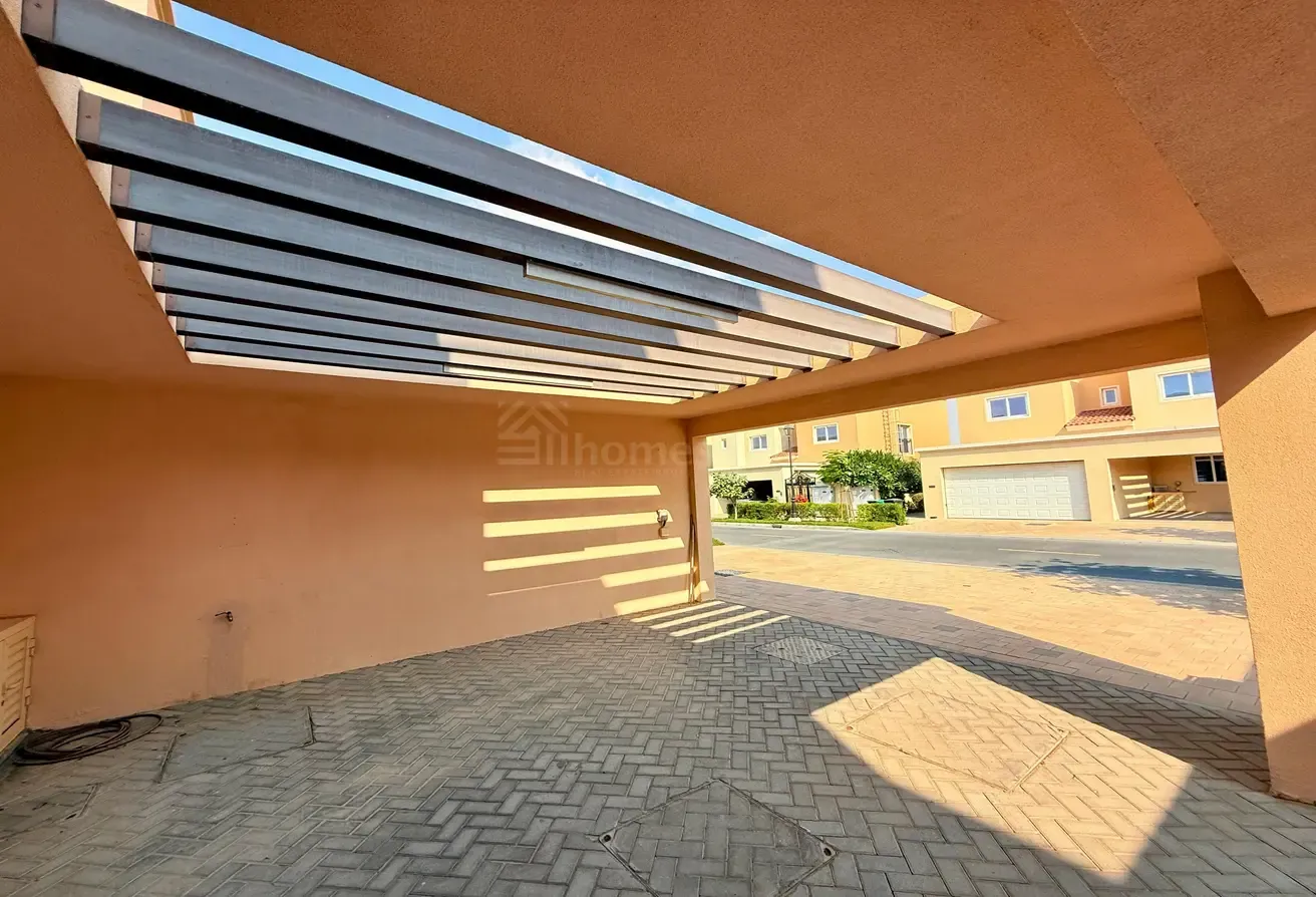 SINGLE ROW | PRIME LOCATION | ON POOL& PARK