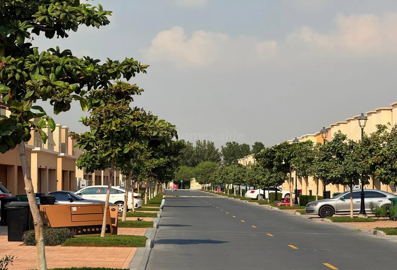 SINGLE ROW | PRIME LOCATION | ON POOL& PARK