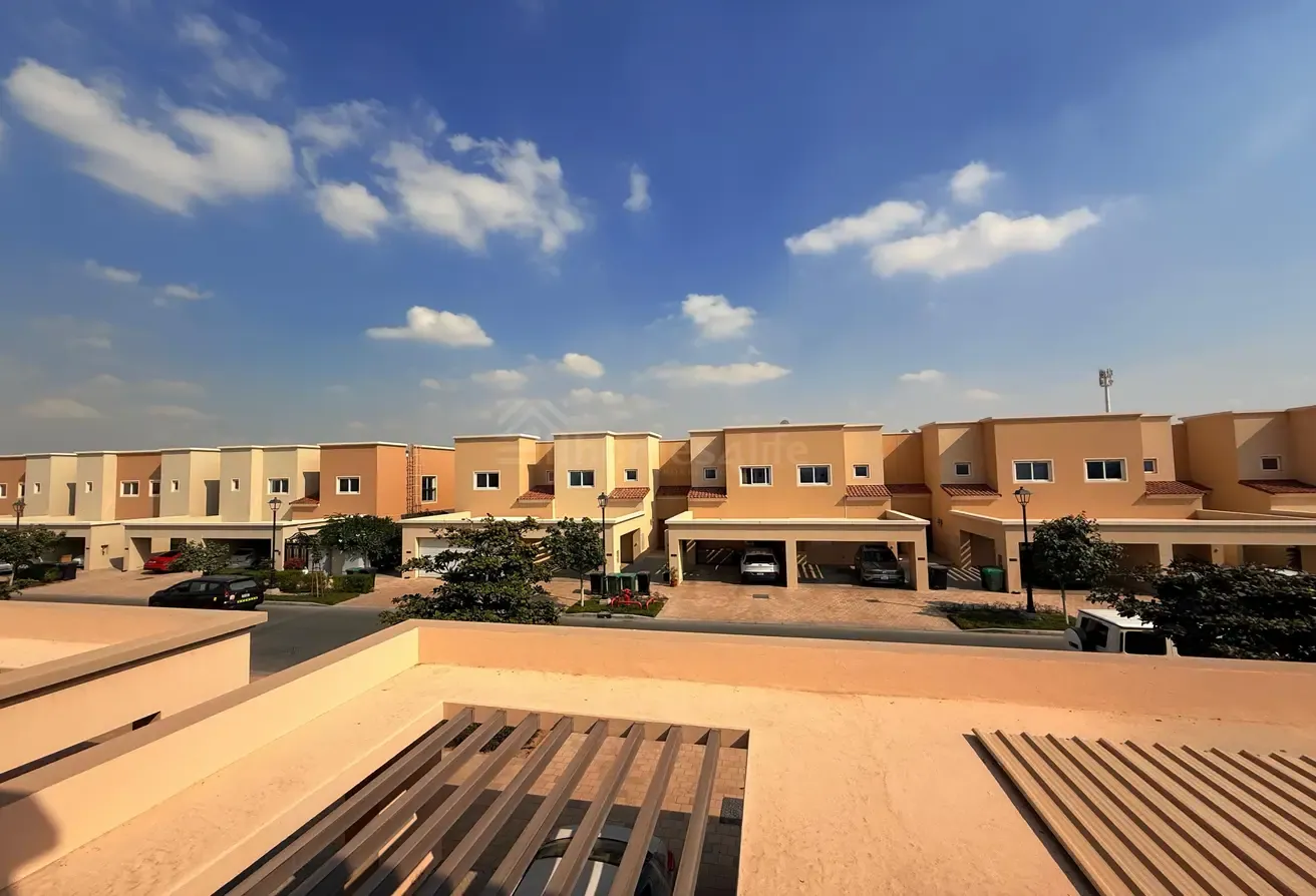 SINGLE ROW | PRIME LOCATION | ON POOL& PARK