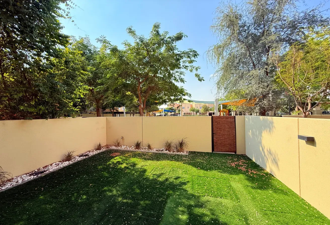 SINGLE ROW | PRIME LOCATION | ON POOL& PARK