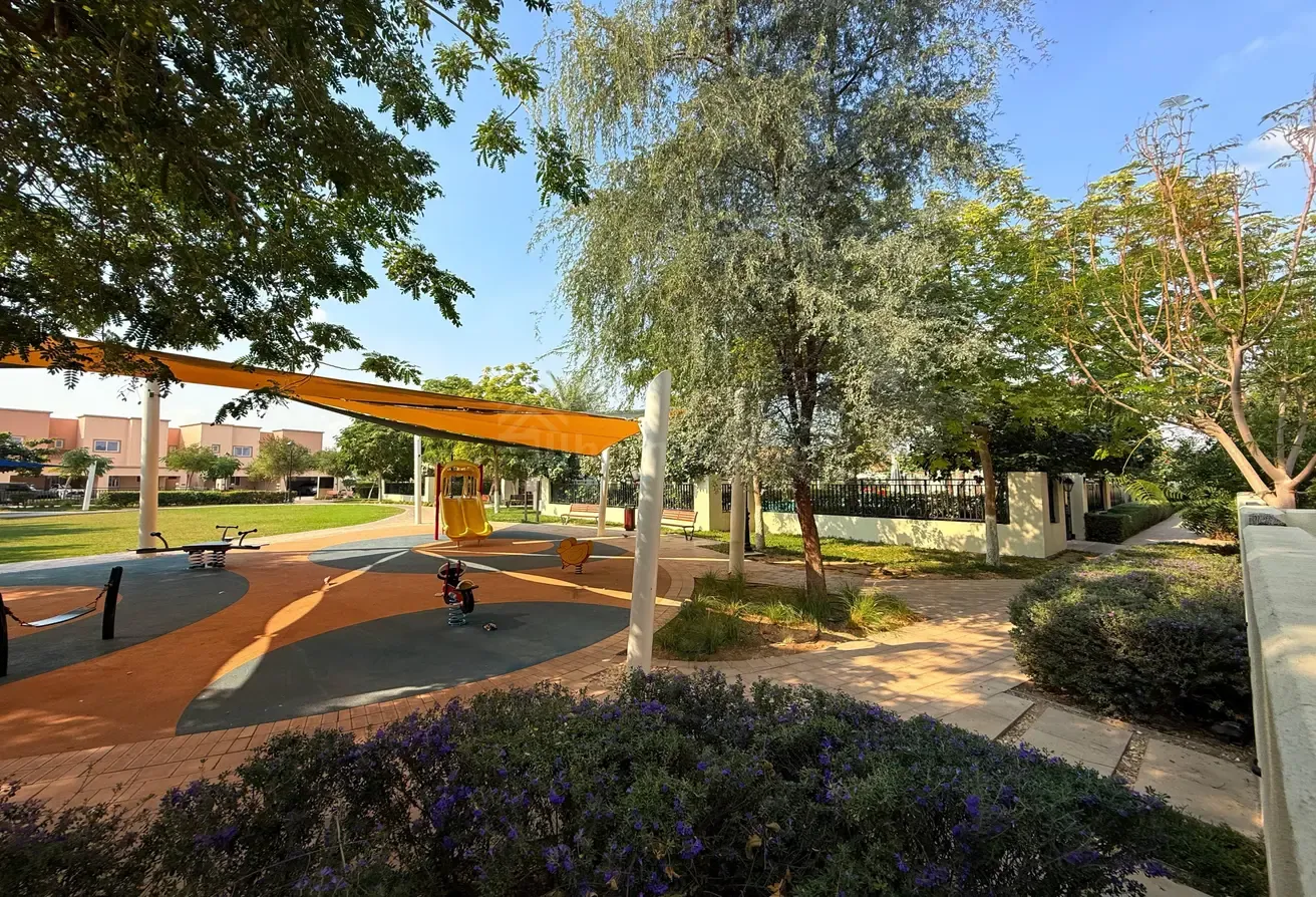 SINGLE ROW | PRIME LOCATION | ON POOL& PARK