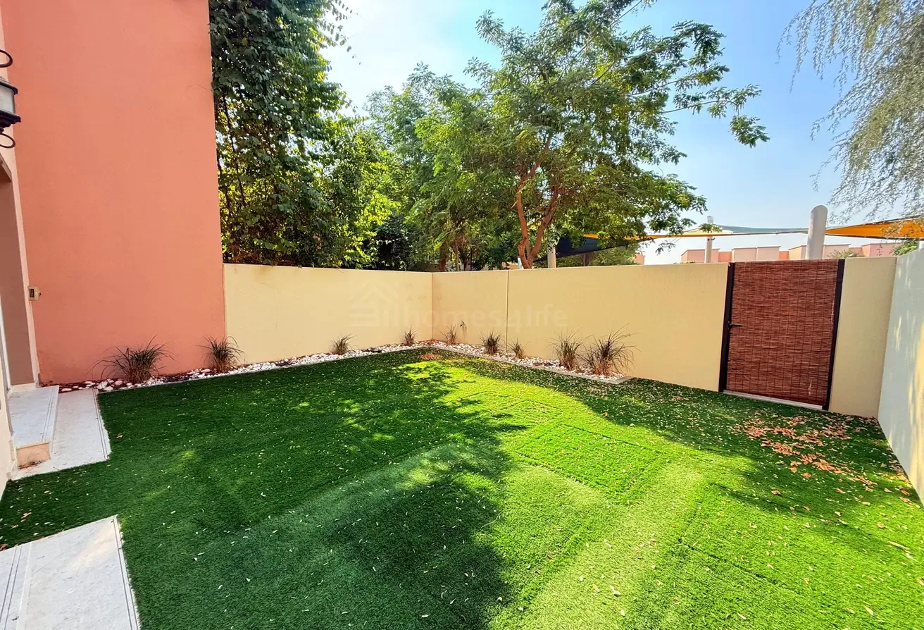 SINGLE ROW | PRIME LOCATION | ON POOL& PARK