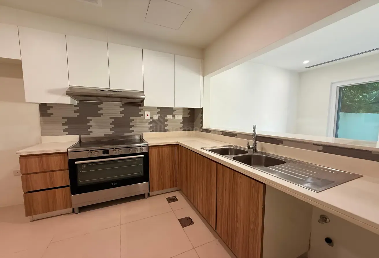 SINGLE ROW | PRIME LOCATION | ON POOL& PARK
