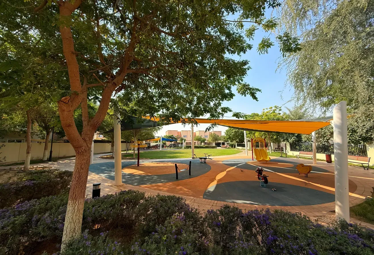 SINGLE ROW | PRIME LOCATION | ON POOL& PARK
