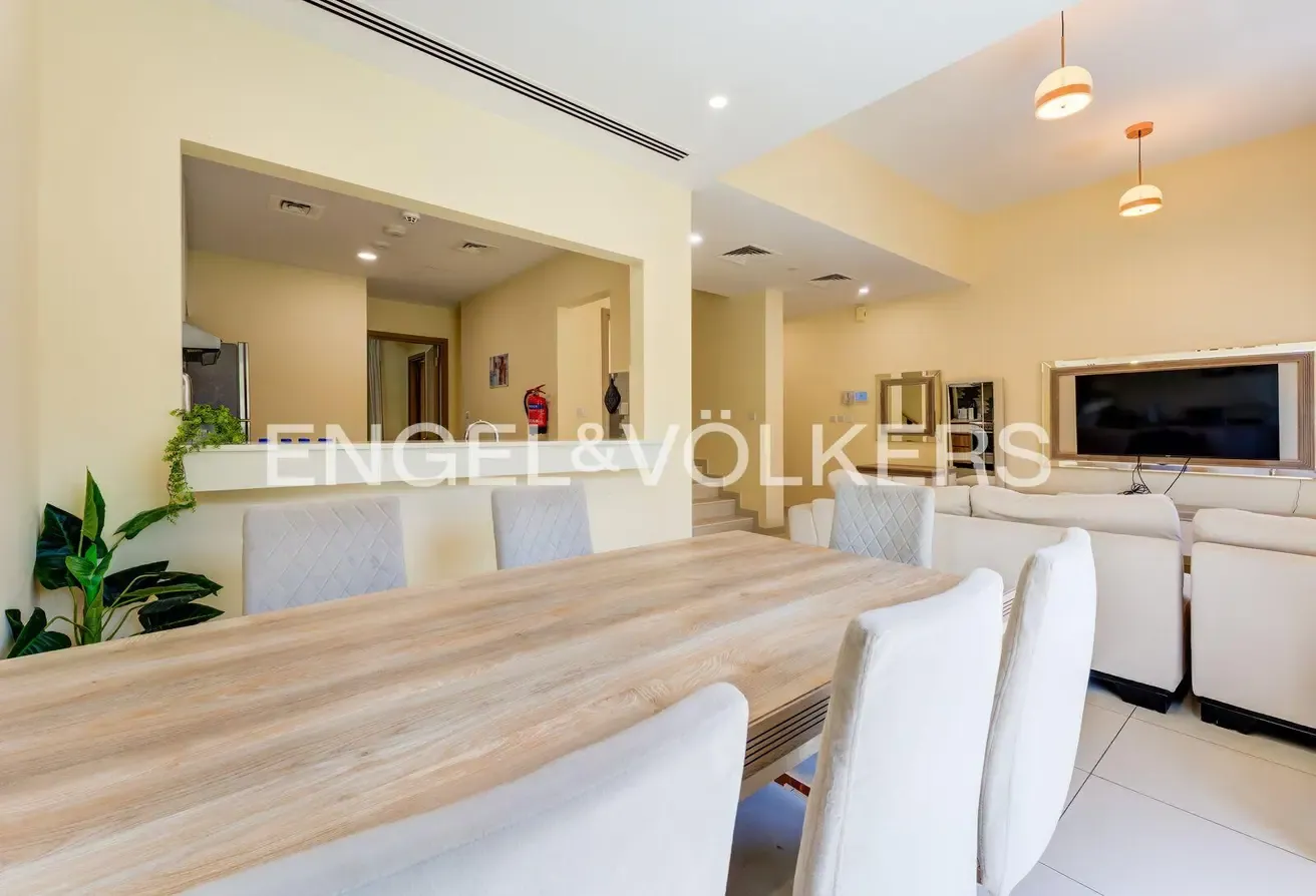 Modern Townhouse  |  Furnished  |  Vacant