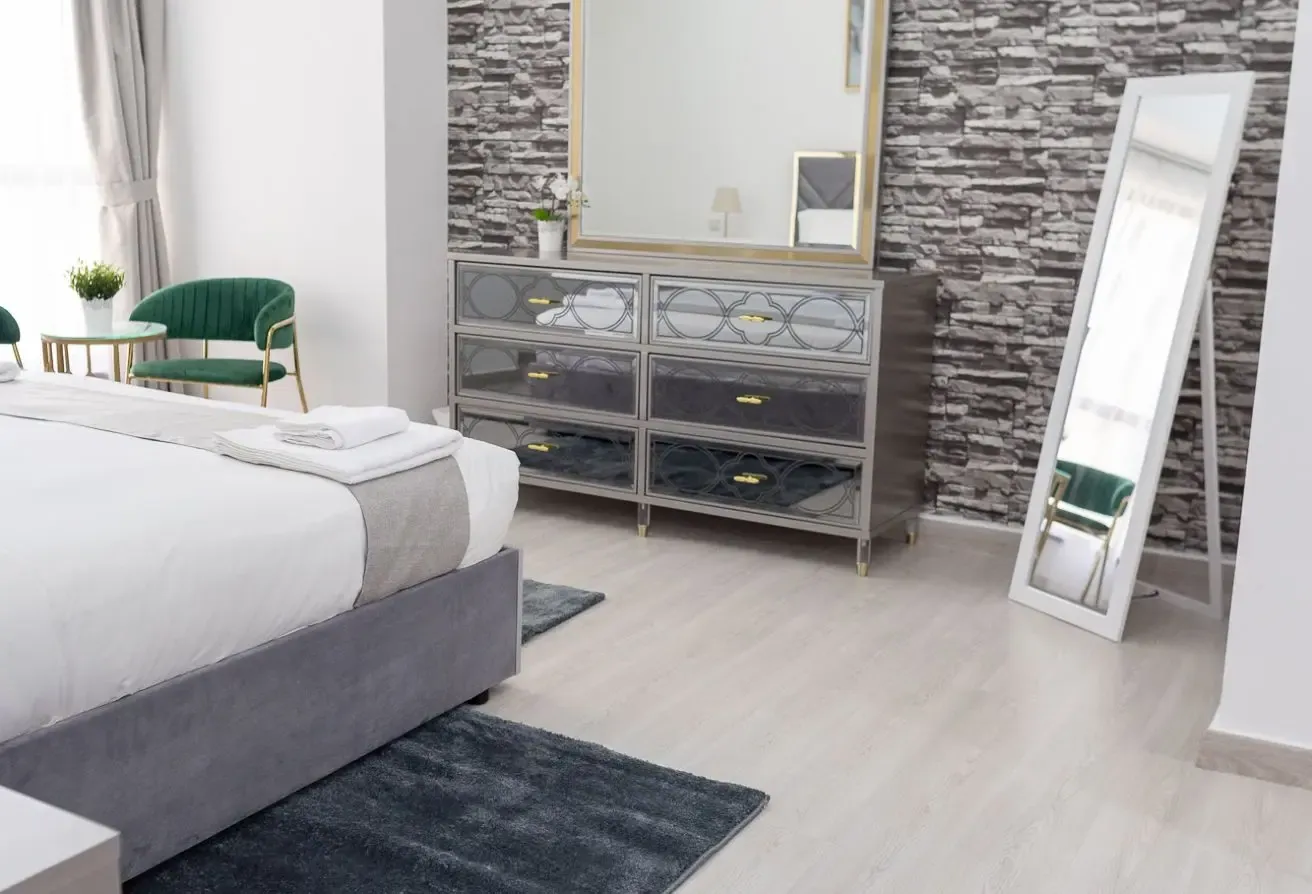 3BR FURNISHED I BILLS INCLUDED I COMMISSION FREE