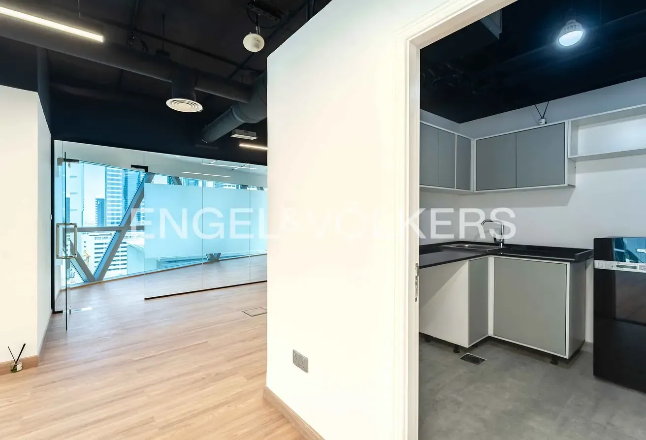 Vacant I Upgraded Floor I Pantry Ready