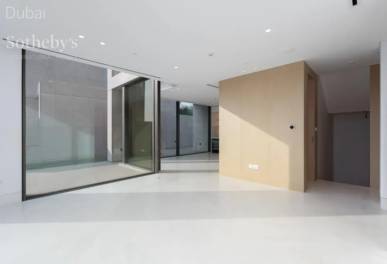 Modern Waterfront Duplex in Jumeirah