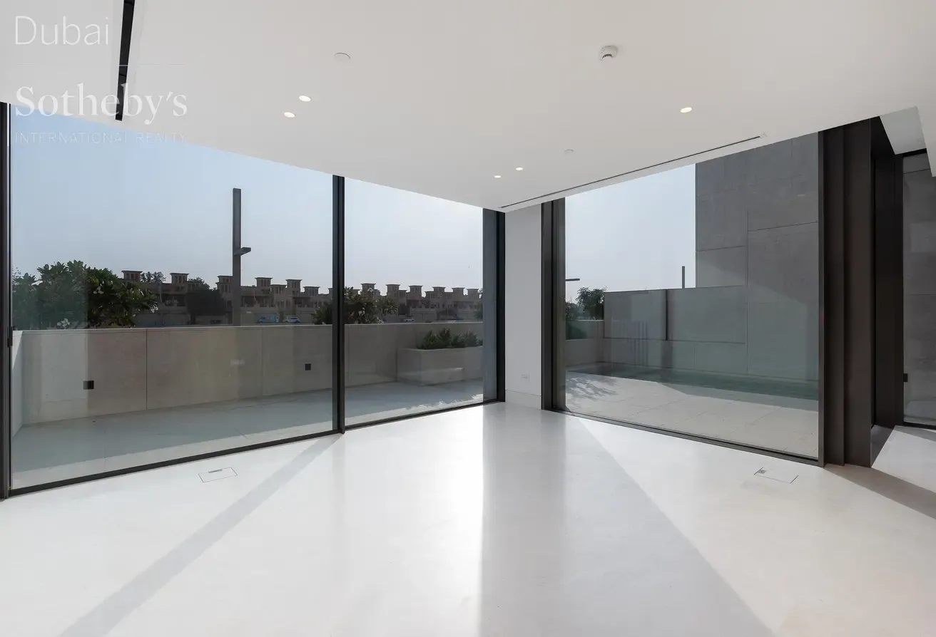 Modern Waterfront Duplex in Jumeirah