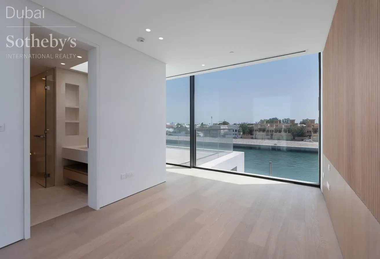 Modern Waterfront Duplex in Jumeirah